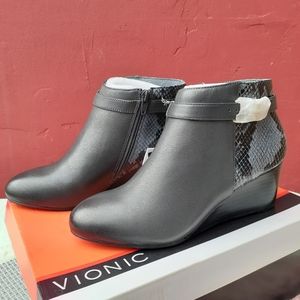 Vionic Shasta Comfort Snakeskin and Buckle Side Zip Ankle Booties 8 NEW